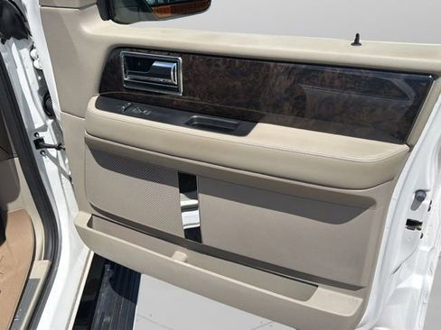 Used 2017 Lincoln Navigator Select RWD image 15
