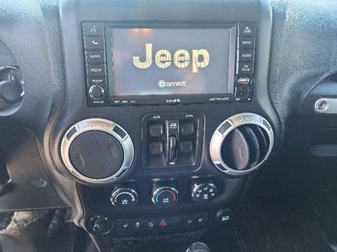 Used 2015 Jeep Wrangler Unlimited Sahara w/ Connectivity Group AWD/4WD image 9