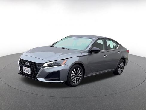 Used 2024 Nissan Altima 2.5 SV image 4