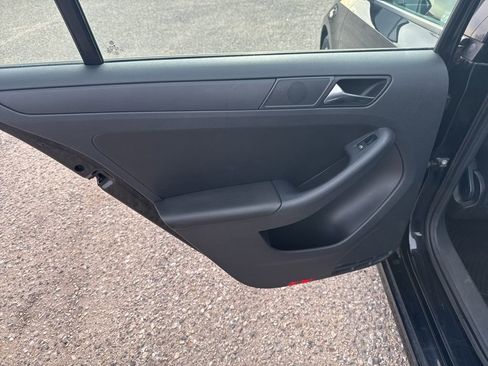 Used 2011 Volkswagen Jetta SE image 19