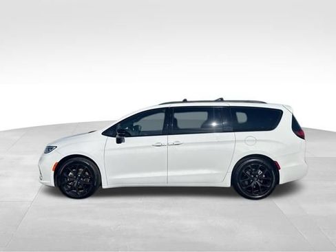 Used 2025 Chrysler Pacifica Limited FWD image 2