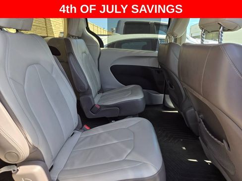 Used 2017 Chrysler Pacifica Touring-L w/ Tire & Wheel Group FWD image 14