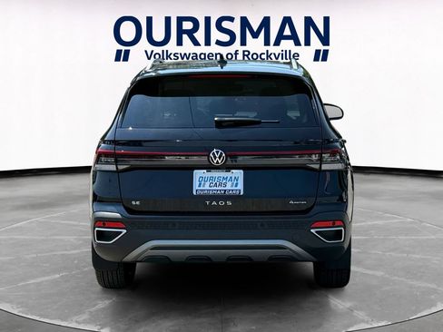 Used 2025 Volkswagen Taos SE w/ Panoramic Sunroof Package AWD/4WD image 5