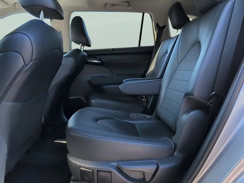 Used 2023 Toyota Highlander L image 36