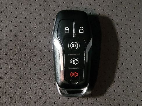 Used 2017 Ford Explorer XLT w/ Equipment Group 202A FWD image 32