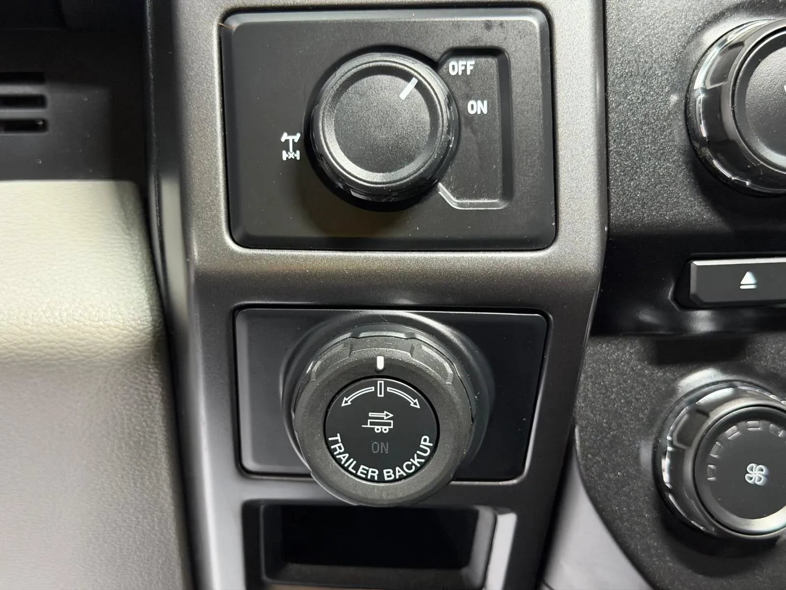 Used 2017 Ford F150 XLT w/ Equipment Group 302A Luxury RWD image 30