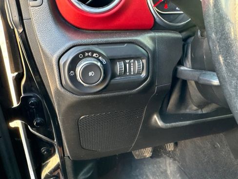 Used 2019 Jeep Wrangler Unlimited Rubicon AWD/4WD image 12