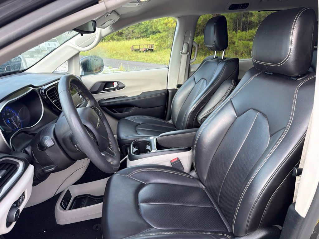 Used 2023 Chrysler Pacifica Touring-L FWD image 10