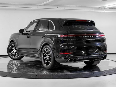 Certified 2024 Porsche Cayenne Turbo image 3