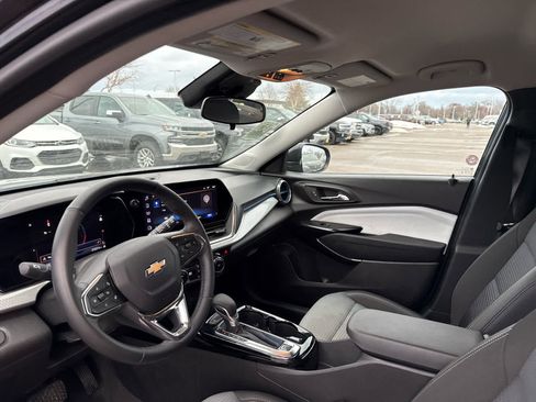 Used 2025 Chevrolet Trax LT w/ LT Convenience Package image 9