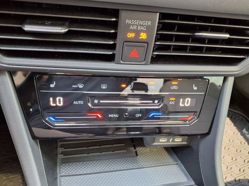Used 2026 Volkswagen Jetta SE FWD image 6