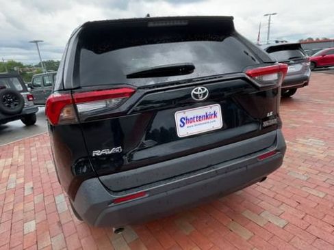 Used 2021 Toyota RAV4 LE FWD image 8