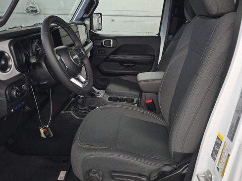 Used 2025 Jeep Wrangler Unlimited Sahara image 7