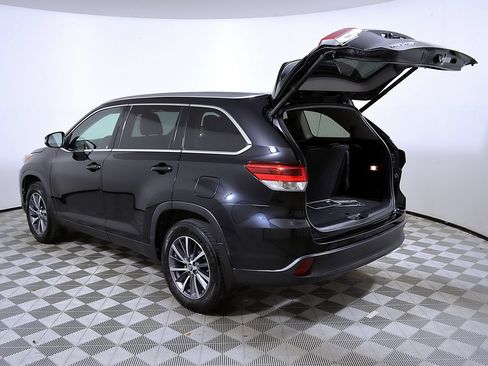 Used 2019 Toyota Highlander XLE AWD/4WD image 10