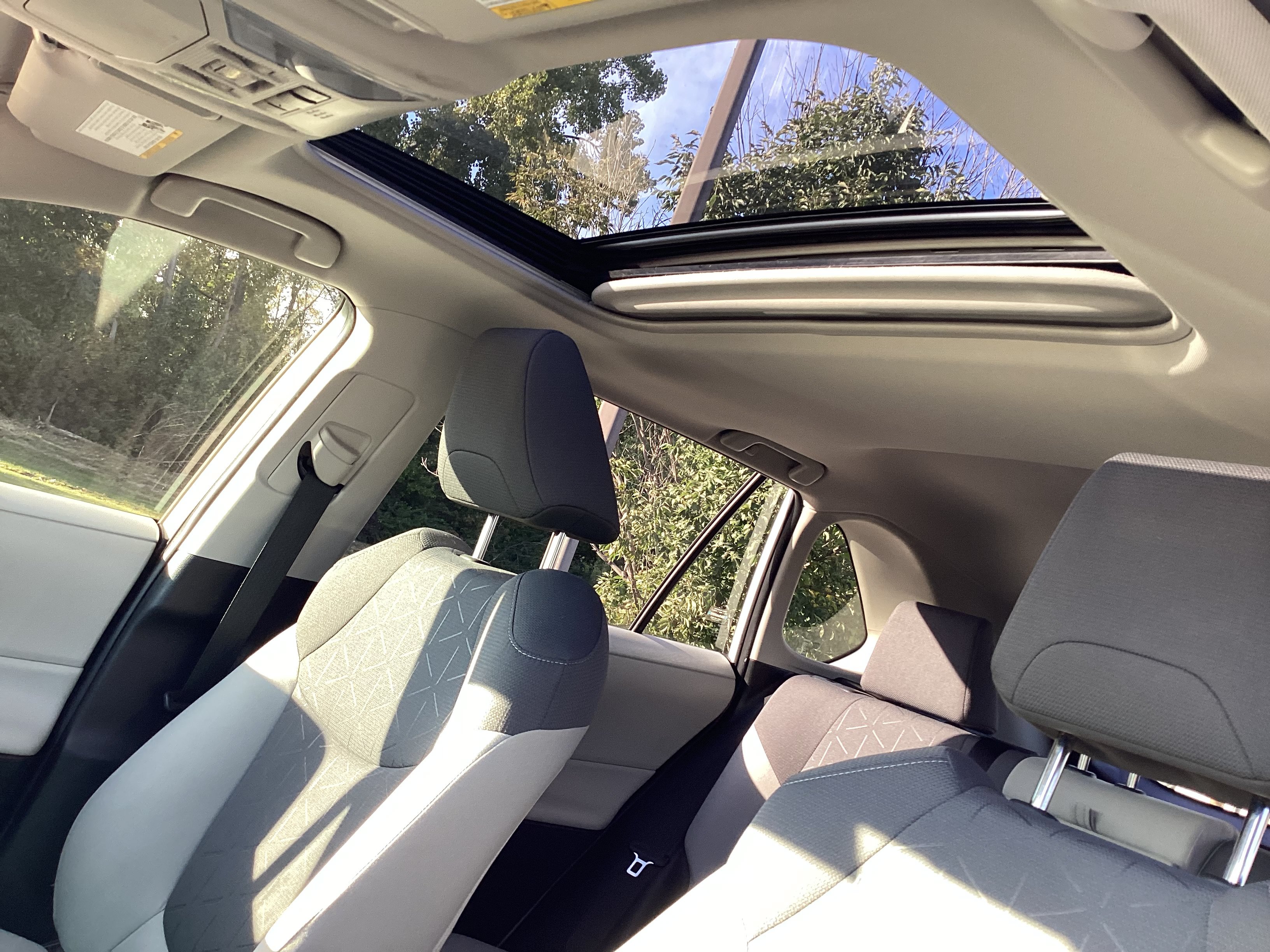 Certified 2021 Toyota RAV4 XLE w/ Convenience Package AWD/4WD image 4
