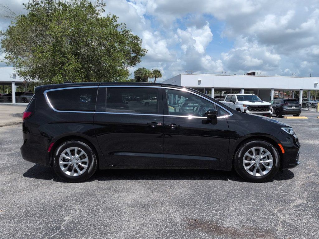 Used 2026 Chrysler Pacifica Limited FWD image 3