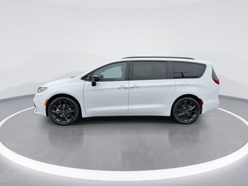 New 2026 Chrysler Pacifica Limited image 5