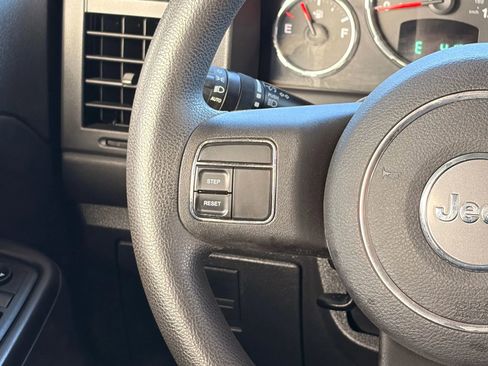 Used 2012 Jeep Liberty Sport w/ Driver Convenience Group image 31