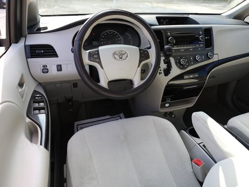 Used 2011 Toyota Sienna LE image 15