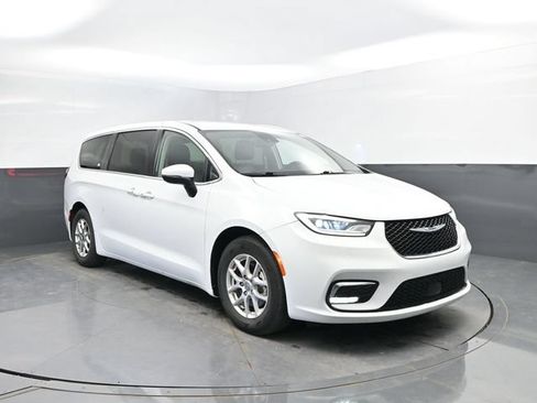 Used 2023 Chrysler Pacifica Touring-L FWD image 4