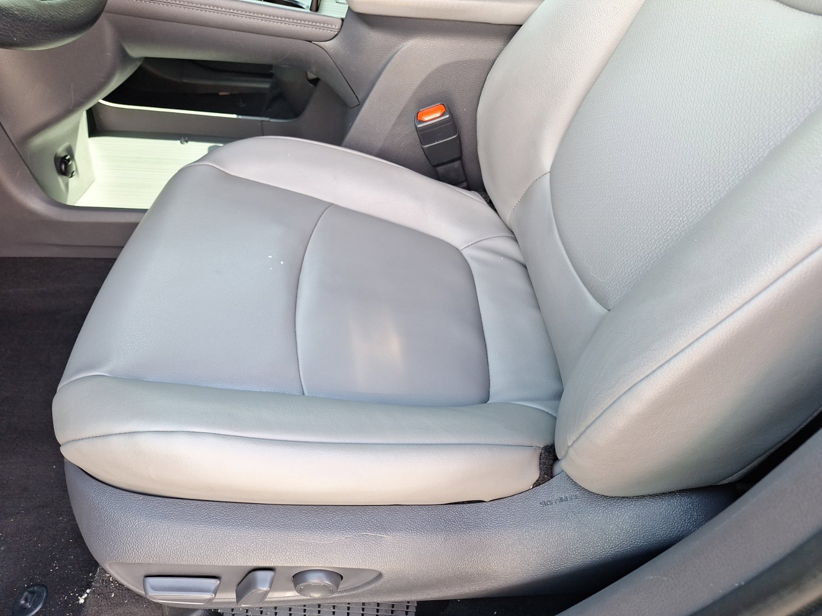 Used 2021 Toyota Sienna XLE FWD image 15
