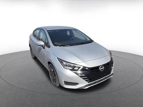 Used 2025 Nissan Versa SV image 3
