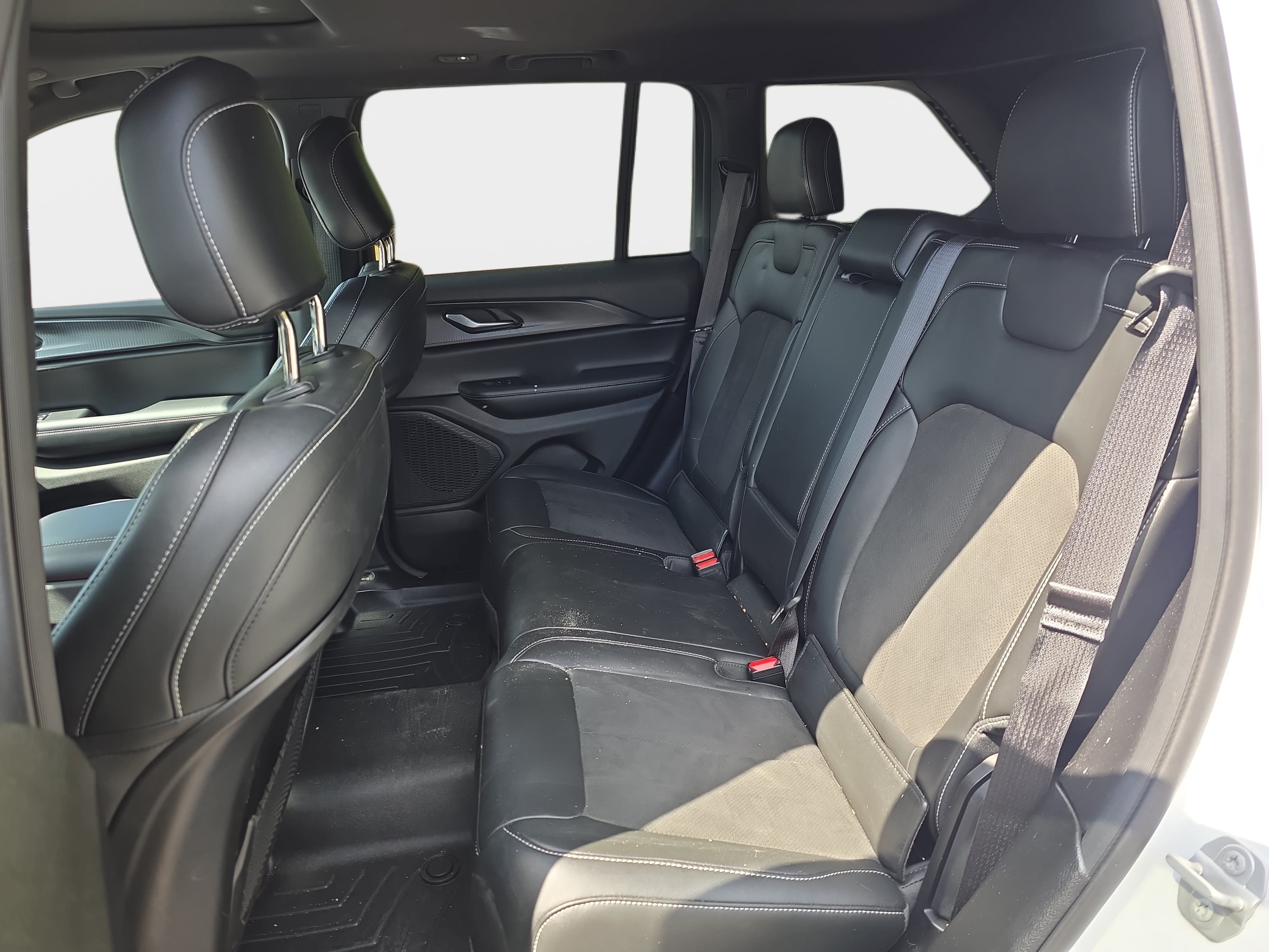 Used 2023 Jeep Grand Cherokee Altitude AWD/4WD image 9