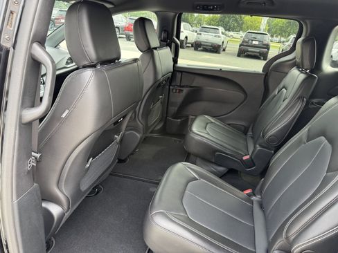 Used 2025 Chrysler Pacifica Select FWD image 12