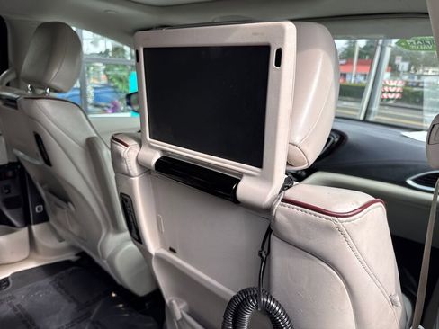 Used 2017 Chrysler Pacifica Limited image 32