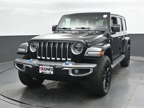 Used 2022 Jeep Wrangler Unlimited Sahara w/ Cold Weather Group AWD/4WD image 6