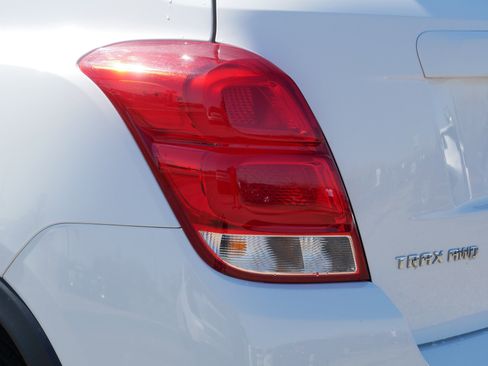 Used 2022 Chevrolet Trax LT w/ LT Convenience Package image 17