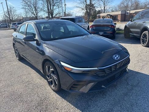 Used 2025 Hyundai Elantra Limited FWD image 4