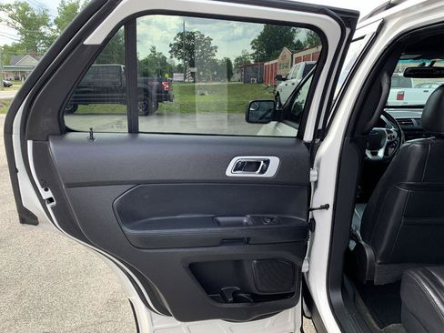 Used 2015 Ford Explorer XLT w/ Equipment Group 202B AWD/4WD image 26