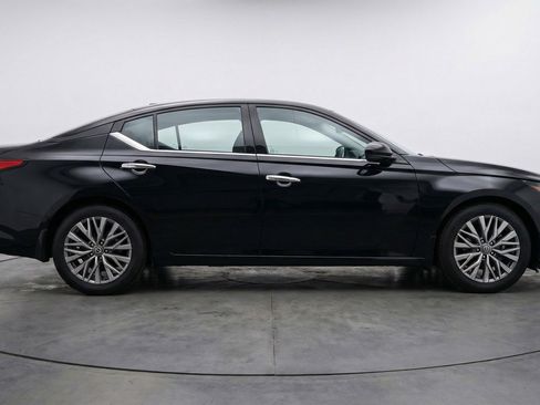Used 2025 Nissan Altima 2.5 SV image 11