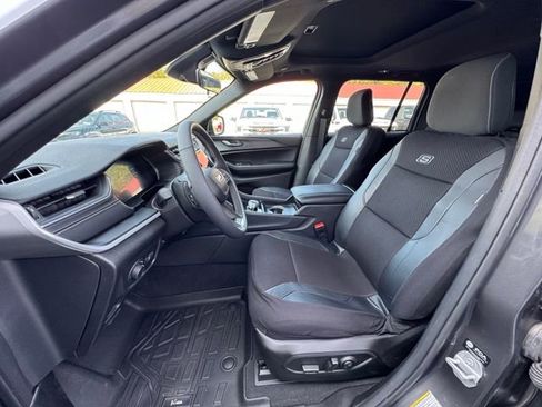 Used 2025 Jeep Grand Cherokee Laredo X w/ Luxury Tech Group I image 11