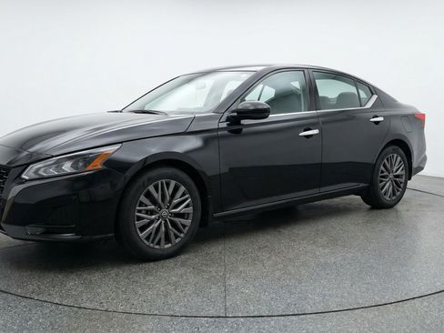 Used 2025 Nissan Altima 2.5 SV image 3