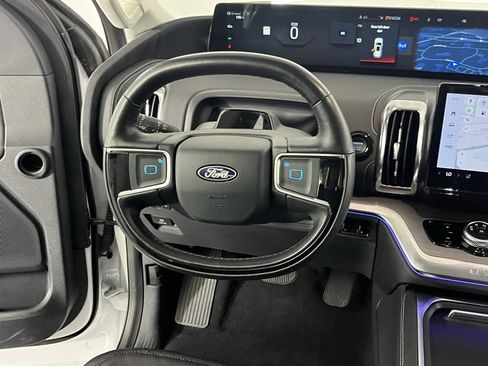 Used 2025 Ford Expedition Platinum image 14