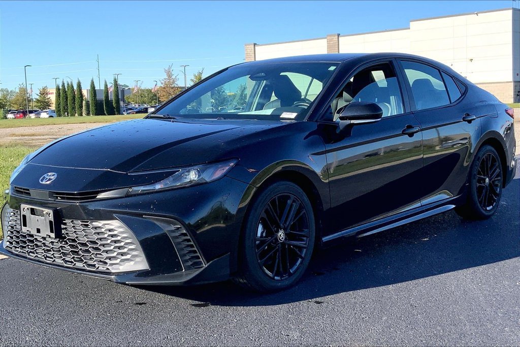 Used 2025 Toyota Camry SE FWD image 5