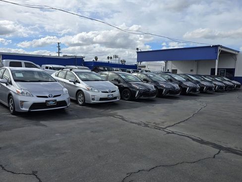 Used 2022 Toyota Prius XLE image 2