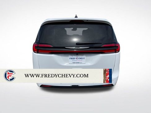 Used 2023 Chrysler Pacifica Touring-L FWD image 4