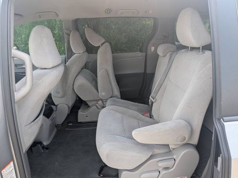 Used 2016 Toyota Sienna LE FWD image 4