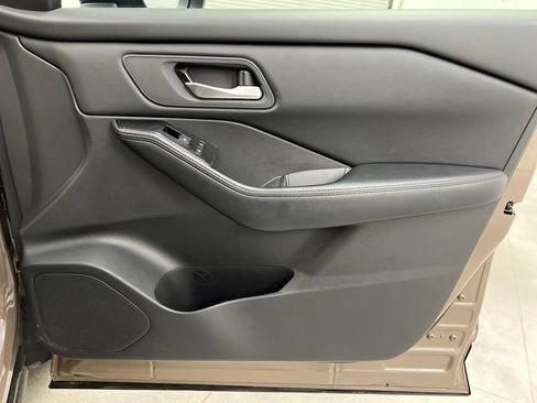 Used 2025 Nissan Rogue SV AWD/4WD image 24