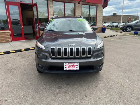 Used 2017 Jeep Cherokee Latitude w/ Cold Weather Group AWD/4WD image 2