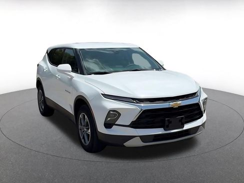 Used 2025 Chevrolet Blazer LT FWD image 3