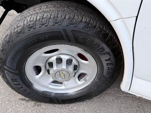 Used 2011 Chevrolet Express 2500 RWD image 18