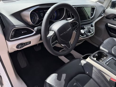 Used 2024 Chrysler Pacifica Touring-L FWD image 16