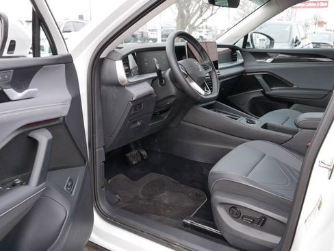 Used 2025 Volkswagen Tiguan SE image 12