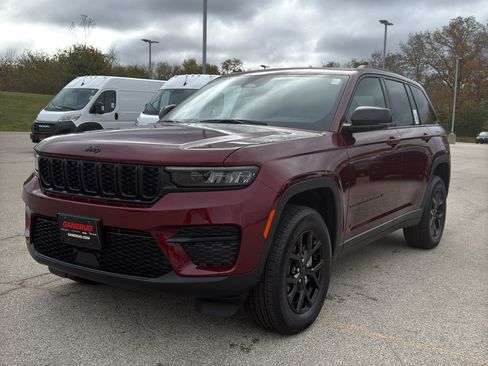 New 2025 Jeep Grand Cherokee Altitude w/ Trailer Tow Package AWD/4WD image 2