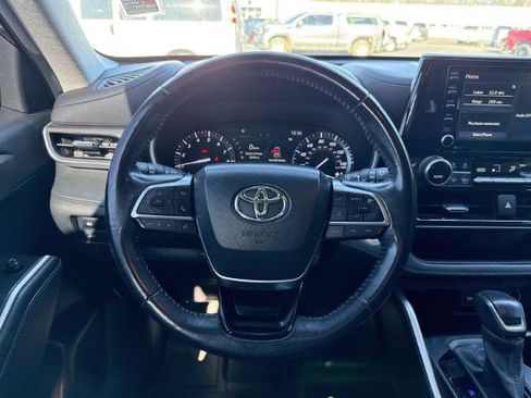 Used 2021 Toyota Highlander XLE image 3
