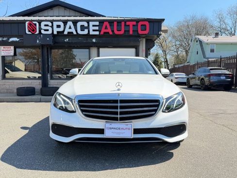 Used 2018 Mercedes-Benz E 400 4MATIC Sedan image 2